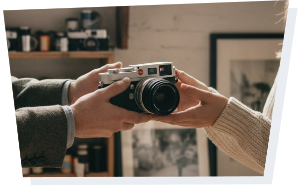 カメラを手渡しする